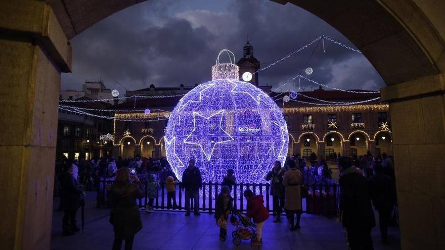 La bola navideña de decoración en la plaza de España.