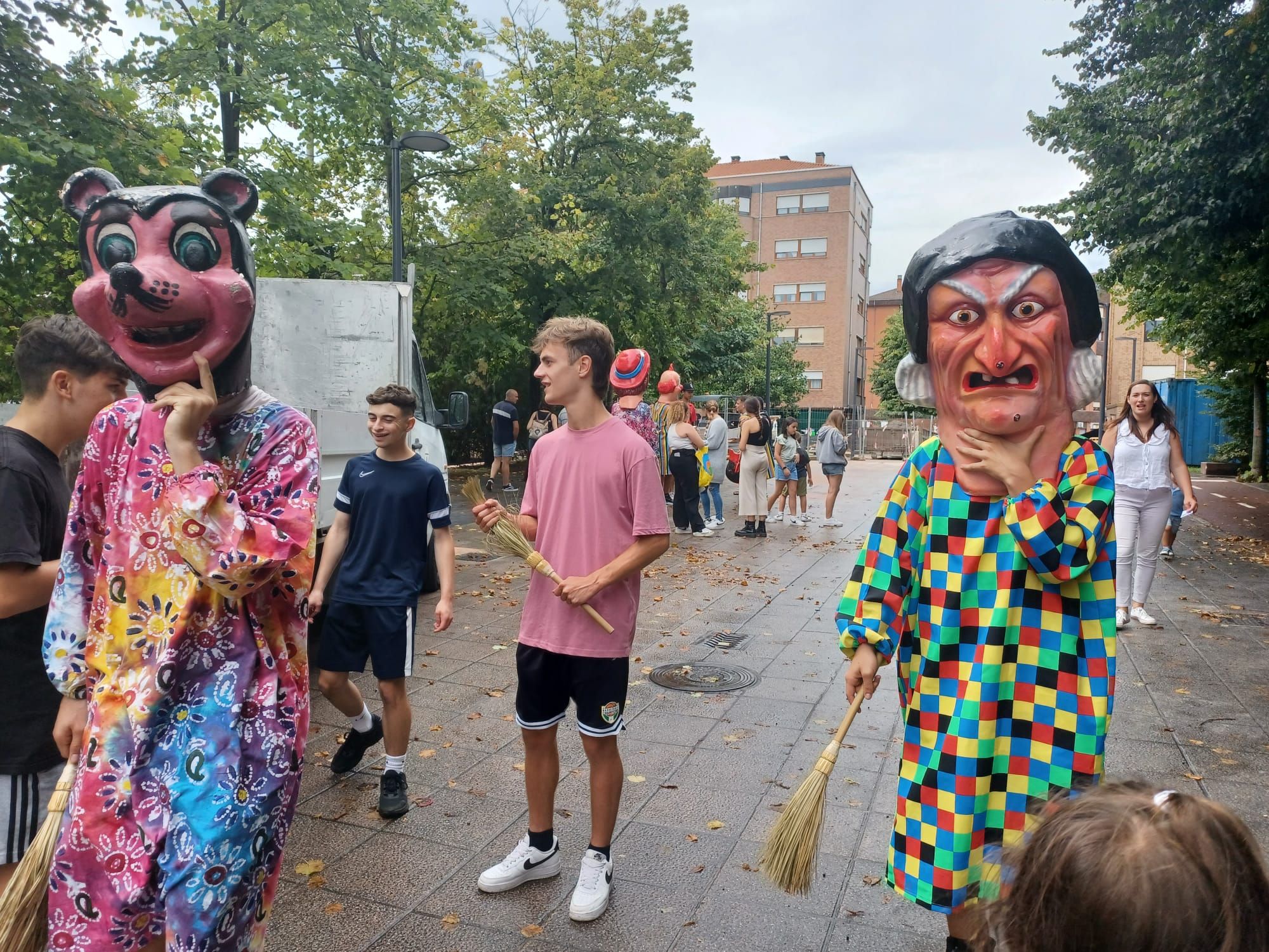 Lugones celebra su comida en la calle: "Que no falte la fiesta, que ya nos hacía falta"