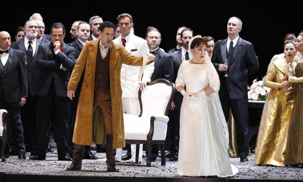 Juan Diego Flòrez, con chaqueta marrón y Elena Mosuc, vestida de novia, en una escena de la obra. Juan Diego Flòrez, con chaqueta marrón y Elena Mosuc, vestida de novia, en una escena de la obra.