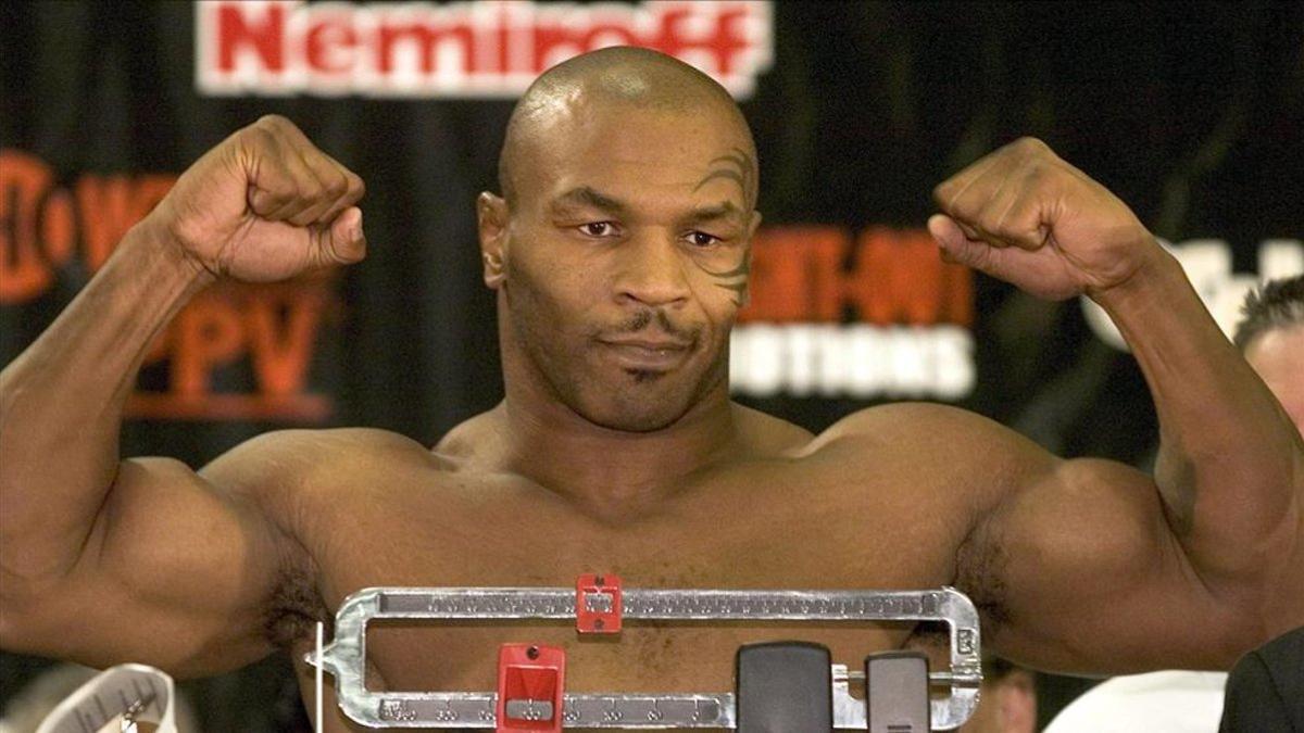 Mike Tyson durante el pesaje para enfrentar al británico Danny Williams