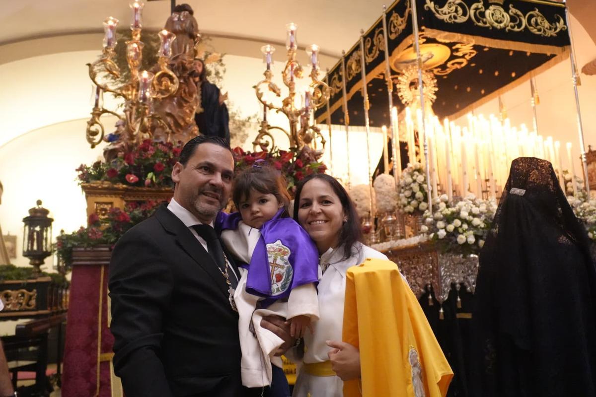 Antonio Jesús y Estefanía Pérez González con la pequeña Carmen minutos antes de que comenzara la procesión de la Oración en el Huerto de Badajoz.