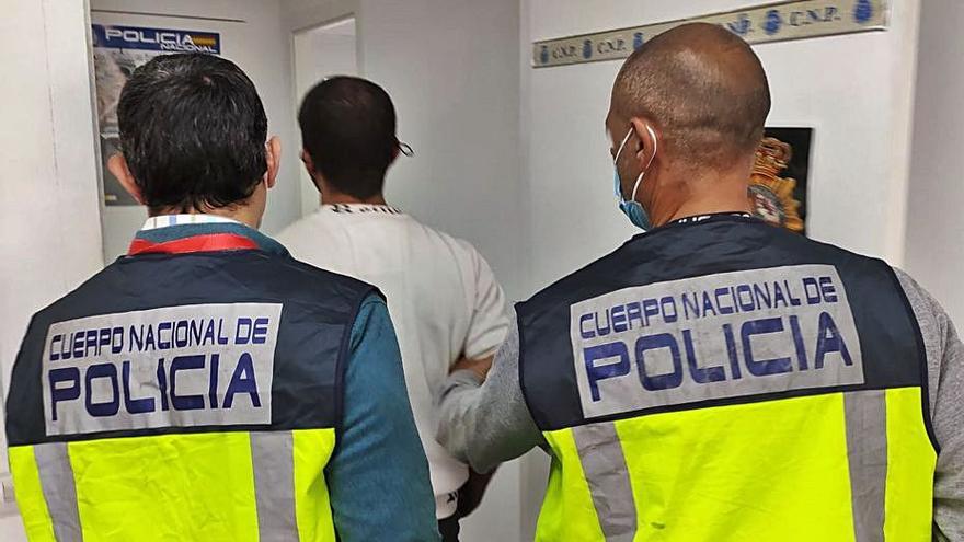 Policías trasladan a uno de los detenidos en Son Banya.