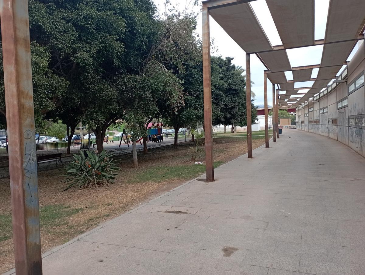 Estructura metálica junto al parque próximo al Colegio Hans Cristian Andersen y el puente de Juan Pablo II.