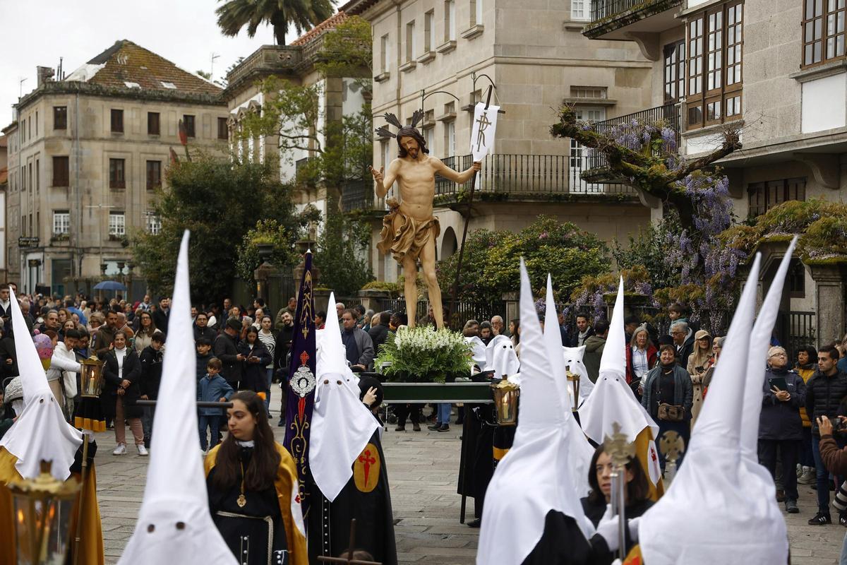 La talla de Jesús Resucitado salió de la basílica.