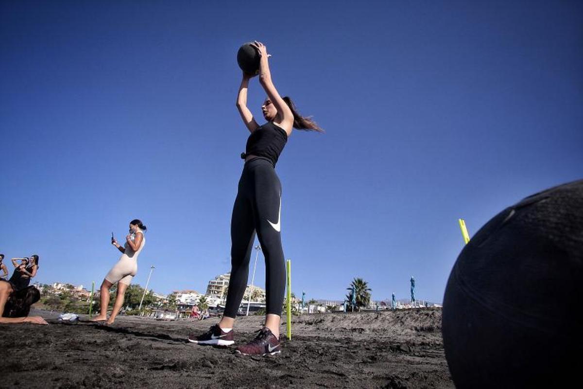 Las candidatas a Miss Universo España realizan actividades en la playa de Fañabé Las candidatas a Miss Universo España realizan actividades en la playa de Fañabé