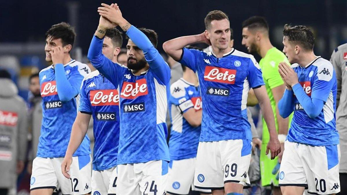 Los jugadores del Nápoles celebran el pase a los cuartos de final de la 'Coppa' de Italia