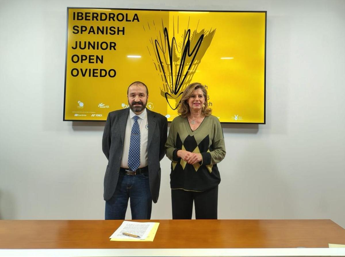 Nicolás García, presidente del Club Bádminton Oviedo y vicepresidente de la Federación Asturiana de Bádminton, junto a Concepción Méndez, concejala de Deportes, en la presentación del evento.