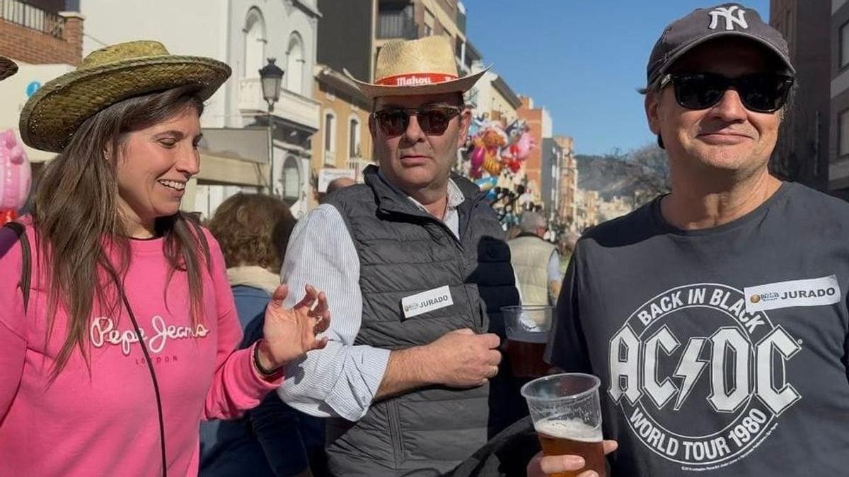 El 'falso jurado' que recorre el Día de las Paellas de Benicàssim para comer gratis.