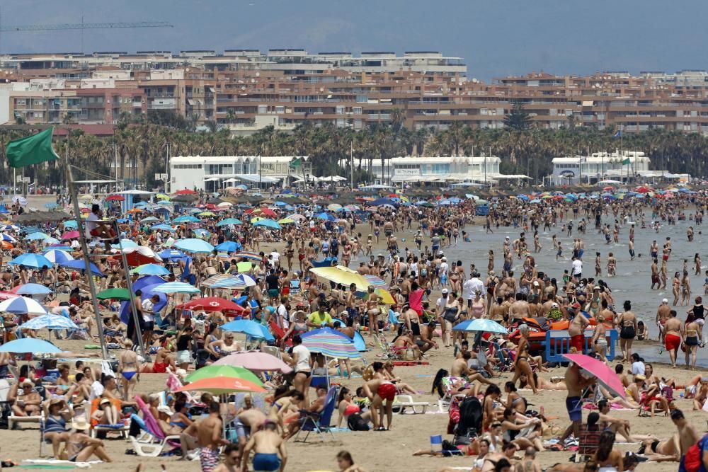 La playa de la Malva-rosa en València.