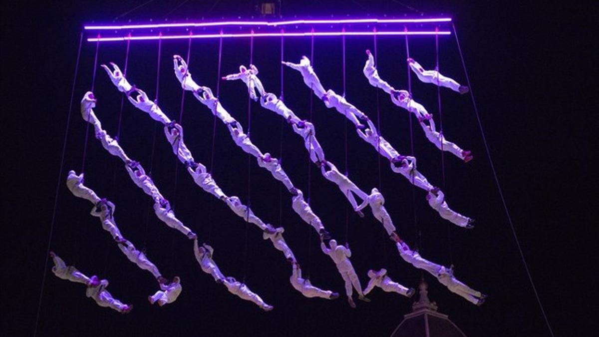 Una de las coreografías de La Fura que se han disfrutado en la plaza de Sant Domènec.