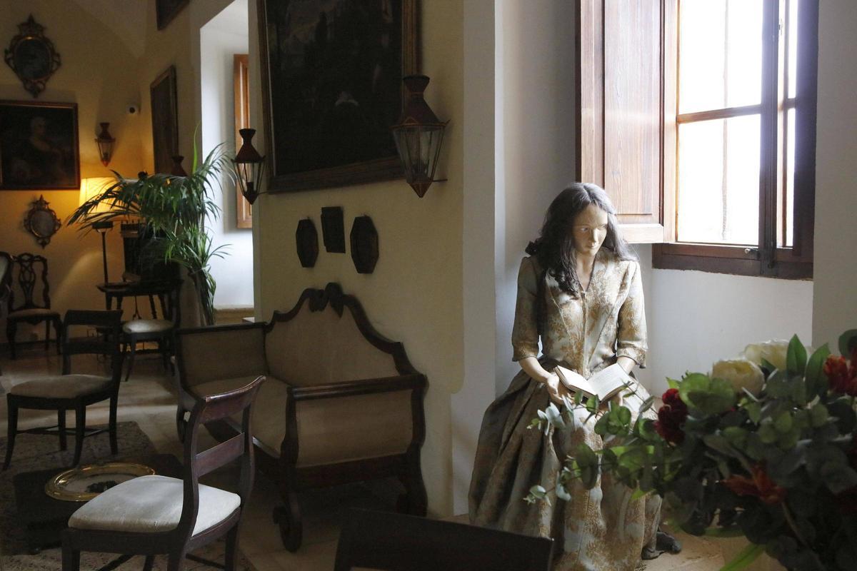 Lesende Puppe im unteren Salon des Landguts Els Calderers