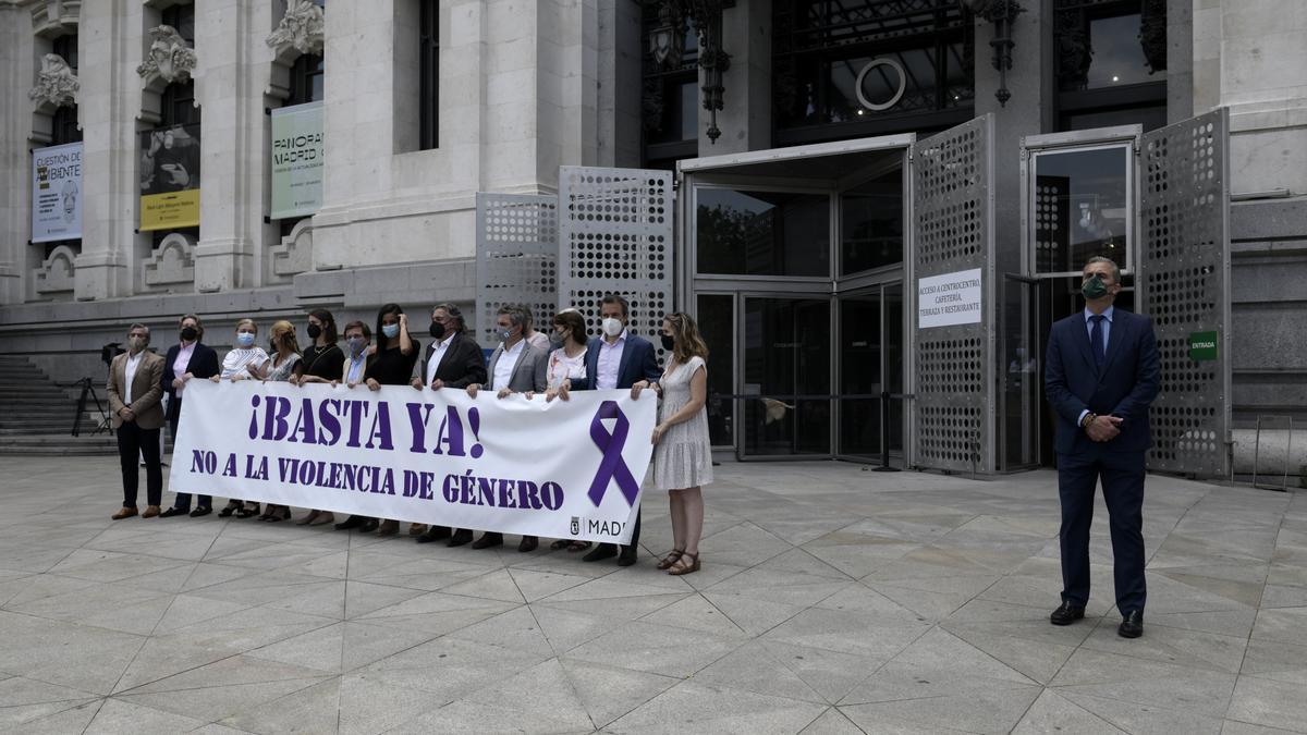 Concentración silenciosa de los partidos políticos a las puertas del Ayuntamiento de Madrid.