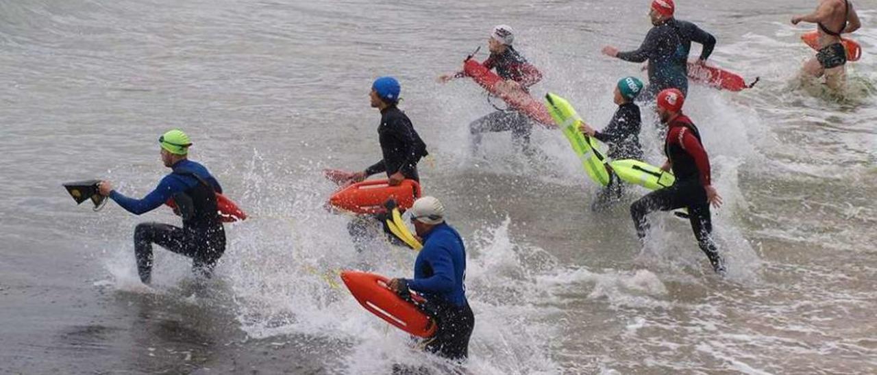 Pruebas de selección de socorristas celebradas días atrás en la playa de Santa Marina, en Ribadesella.