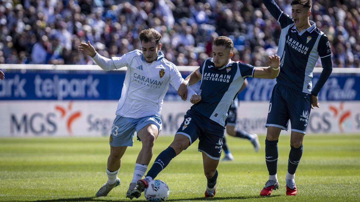 Marcos Cuenca e Isma Ruiz pugnan por un balón en el encuentro de la primera vuelta entre el Real Zaragoza y el Córdoba.
