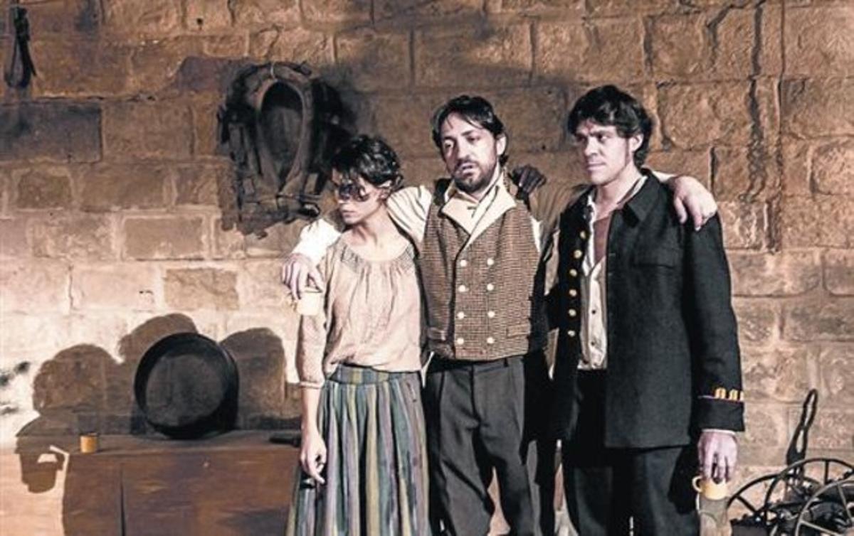 La jove irlandesa i els militars anglesos 8 Montse Morillo, David Vert i Ivan Benet, en una escena.