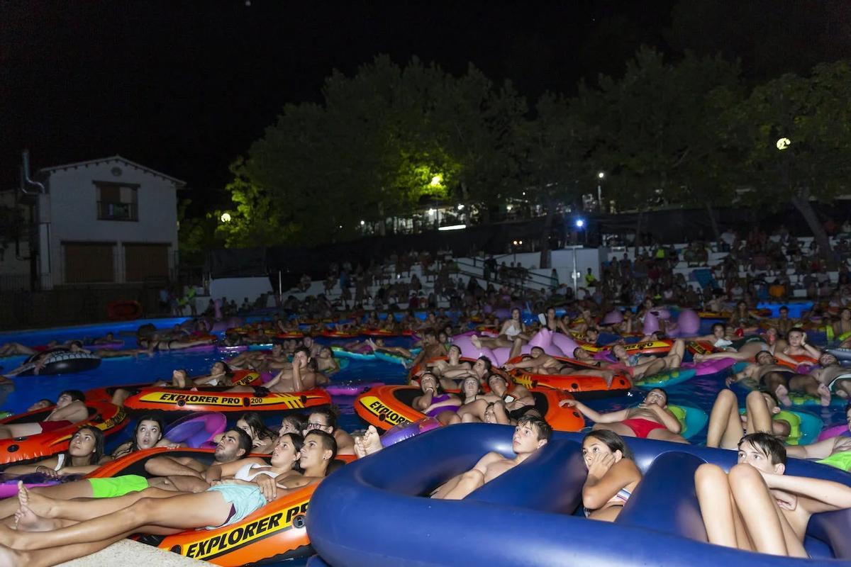 Sesión de cine de verano en la piscina de Amurjo