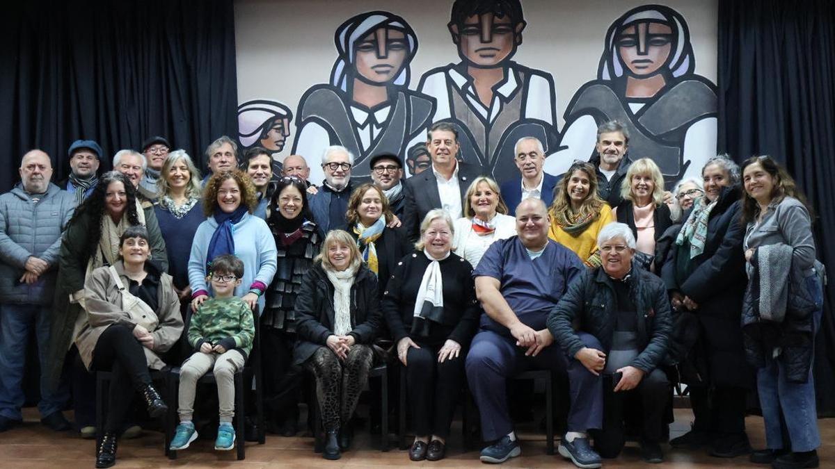 Besteiro junto a un grupo de emigrantes gallegos.