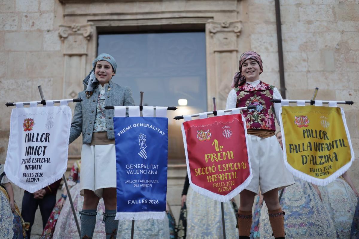 Los representates de la comisión infantil de El Mercat, recogen el primer premio de la Especial infantil.