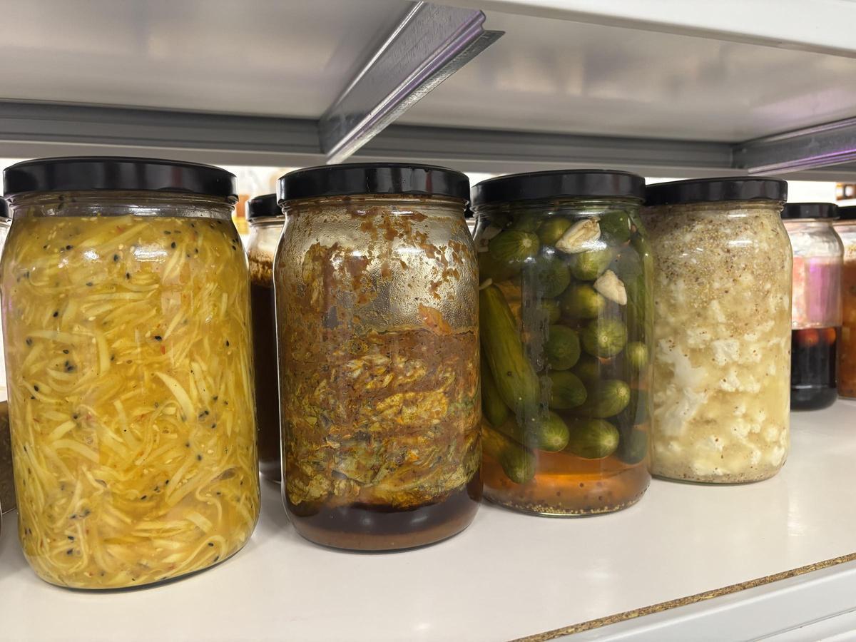 De izquierda a derecha: kimchi de patatas, cogollos fermentados en salsa de carne, pepinillos y coliflor encurtida