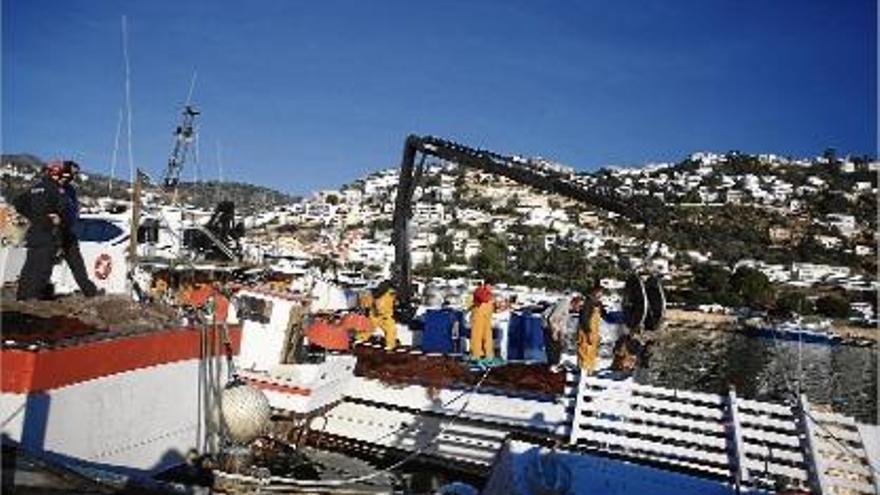 Roses Refloten una embarcació de pesca que s&#039;enfonsava al port