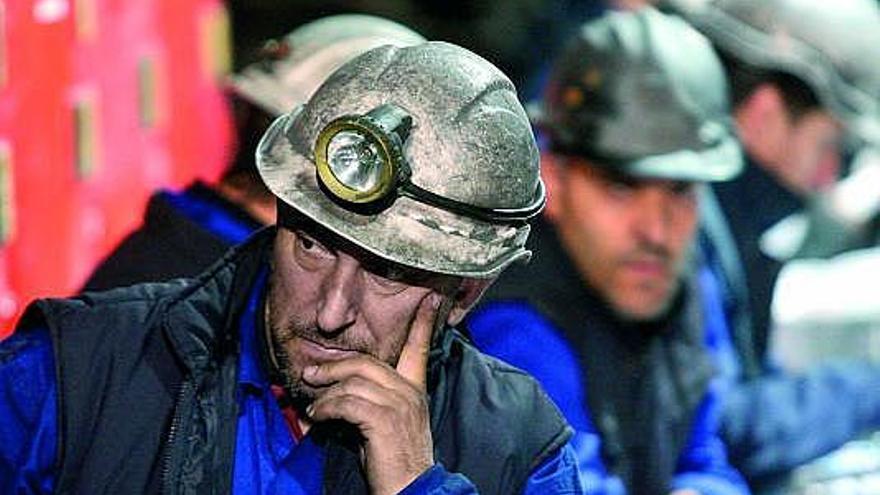 Algunos de los mineros encerrados en el Pozo del Abuelo en Velilla del Río Carrión (Palencia).