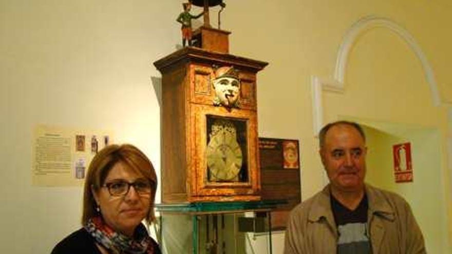 Julio Guillén y Laura Hernández junto al reloj de sala.