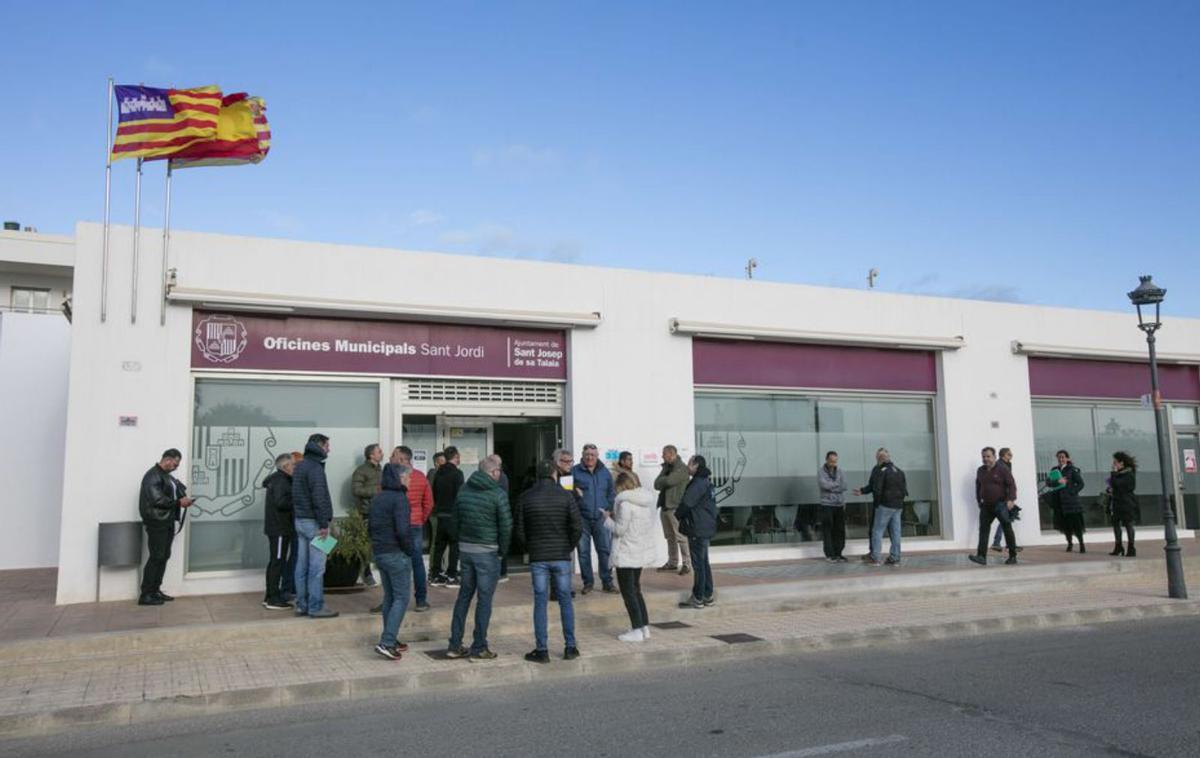 Algunos asistentes esperan para entrar a la reunión. | VICENT MARÍ