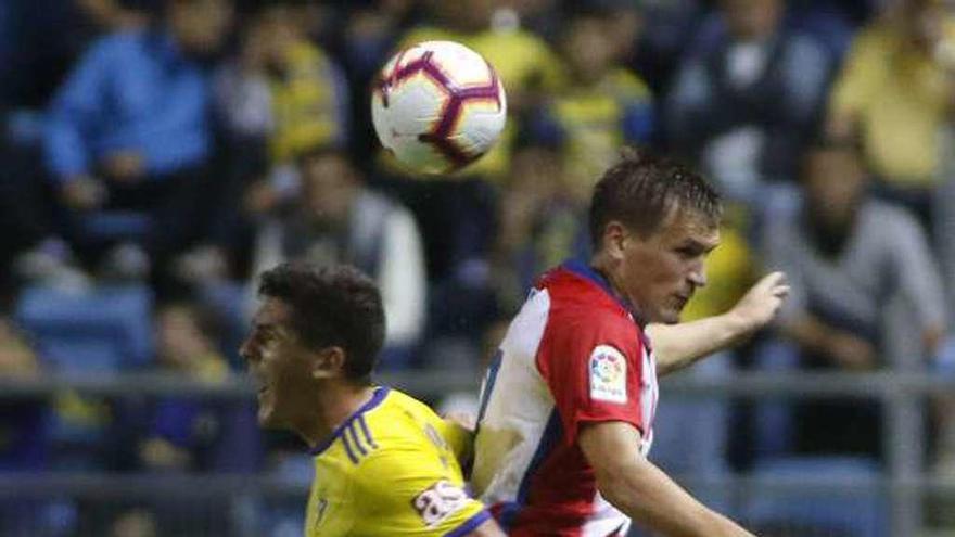 Robin Lod pelea por un balón de cabeza con un jugador del Cádiz.