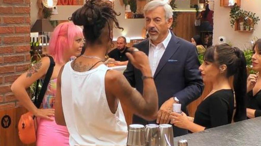 Intenta hacer un &#039;simpa&#039; en &#039;First Dates&#039; y la reacción de Carlos Sobera levanta a toda España en aplausos