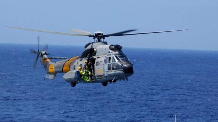 Un helicóptero del SAR igual al que se hundió en Canarias. / efe