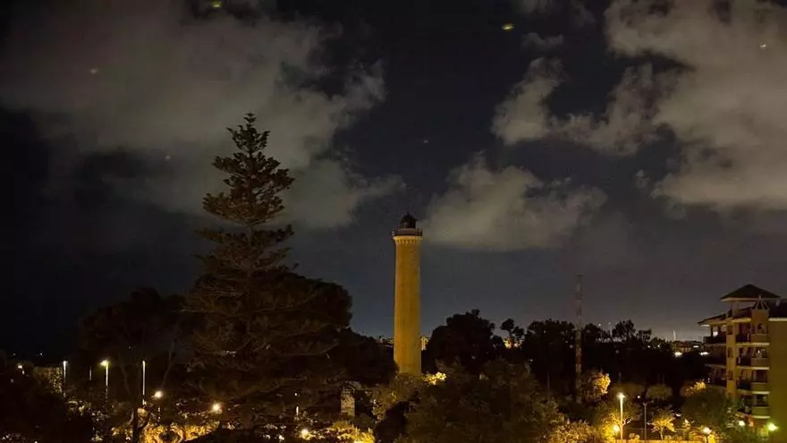 El faro de Canet se funde en el eclipse