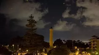 El faro de Canet se funde en el eclipse