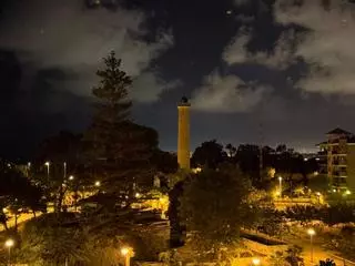 El faro de Canet se funde en el eclipse