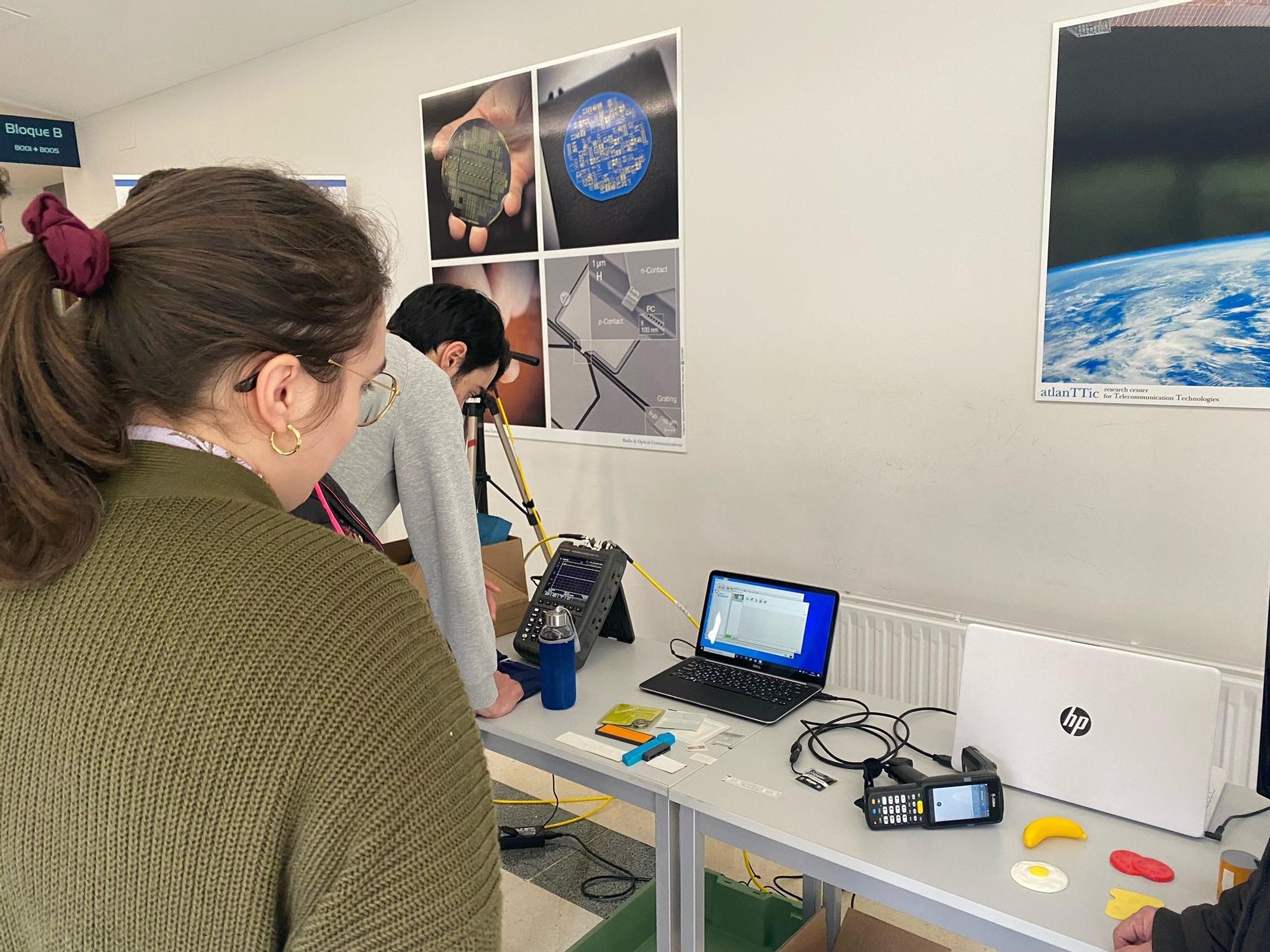 Visita al  laboratorio de fotónica.