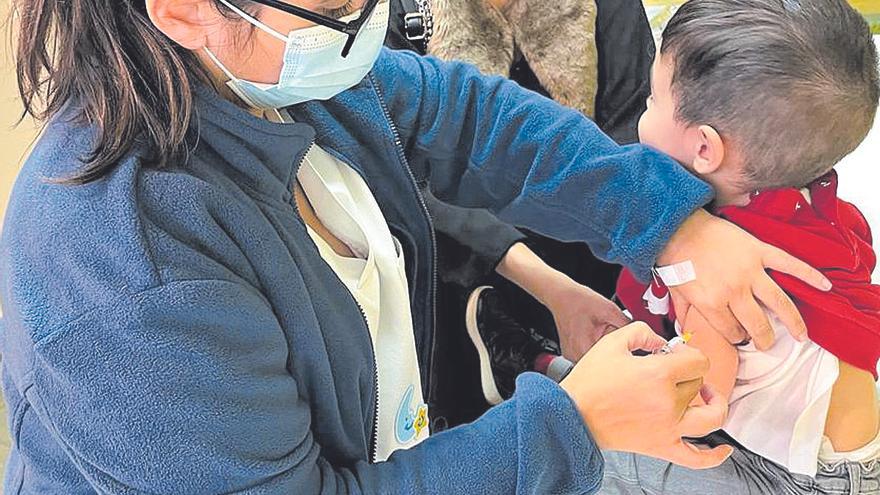 Un niño recibe una vacuna contra la gripe.