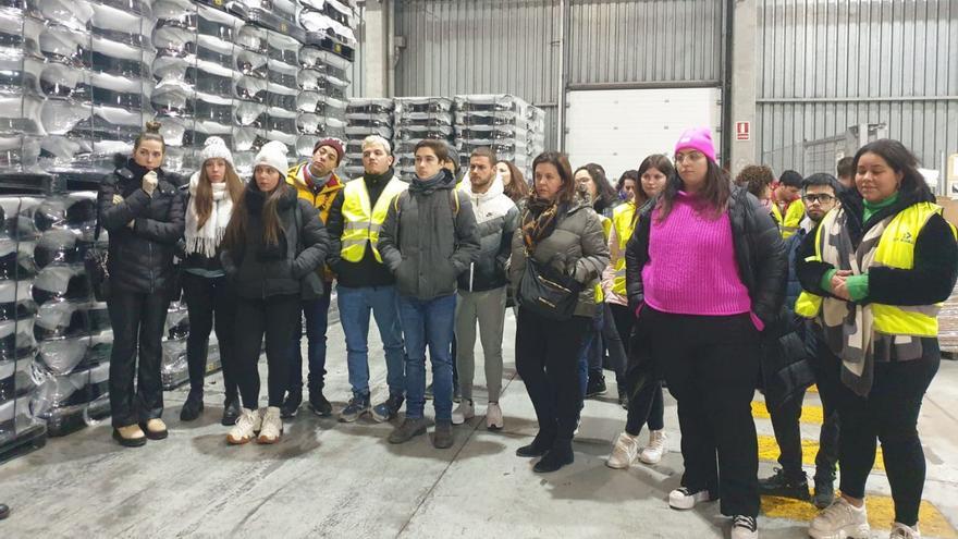 Alumnos de Transporte y Logística del IES León Felipe visitando una nave del CTLB.