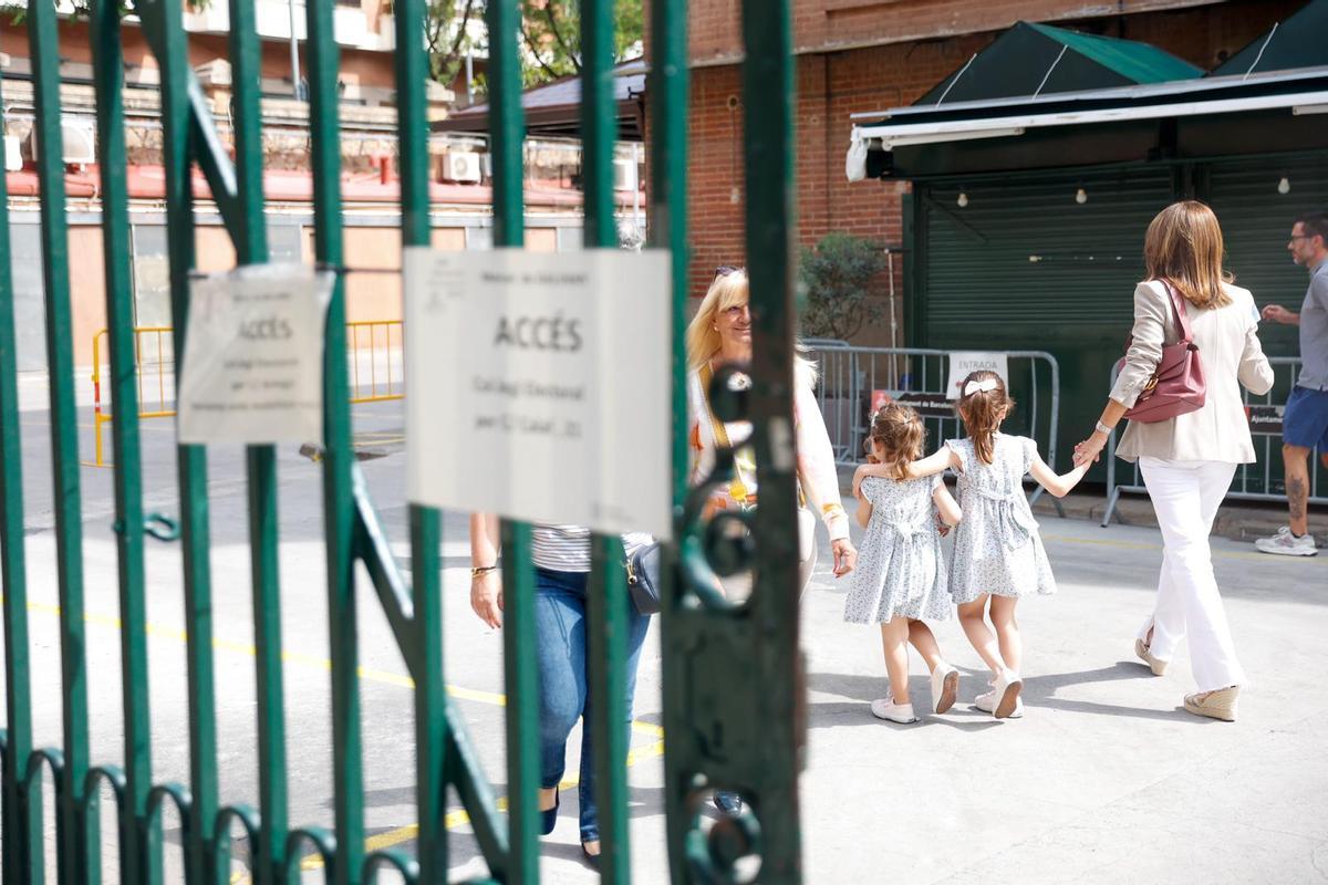 Jornada electoral en el mercado de Galvany de Barcelona