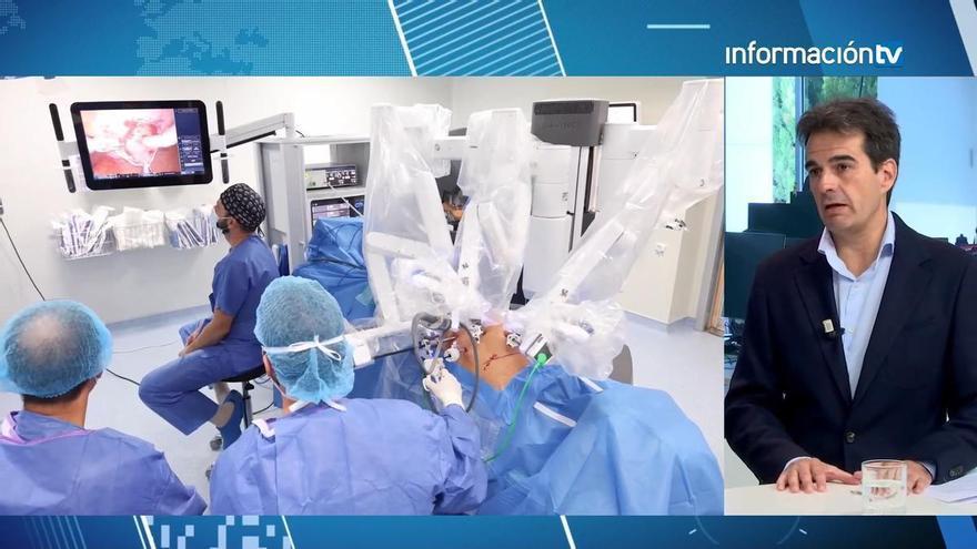 El Dr. Francisco Anaya señala cómo funciona la cirugía robótica en el Grupo UR Vistahermosa: “Es increíble la precisión”
