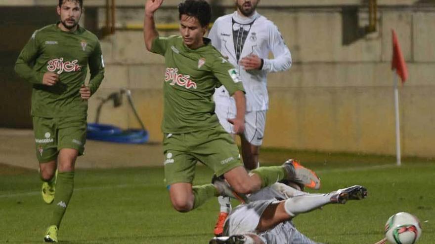 Jaime Santos cae tras una entrada de un jugador de la Cultural, con Menéndez a la izquierda.