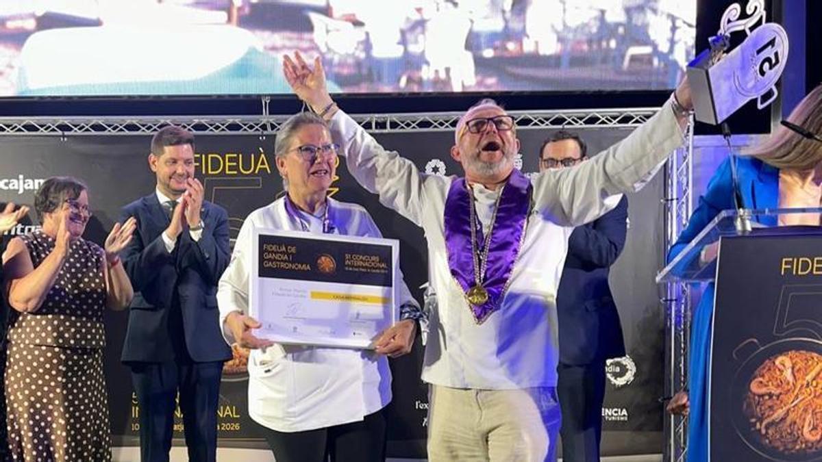 Felisa Espinosa y su marido, tras recibir los premios de manos del alcalde de Gandia