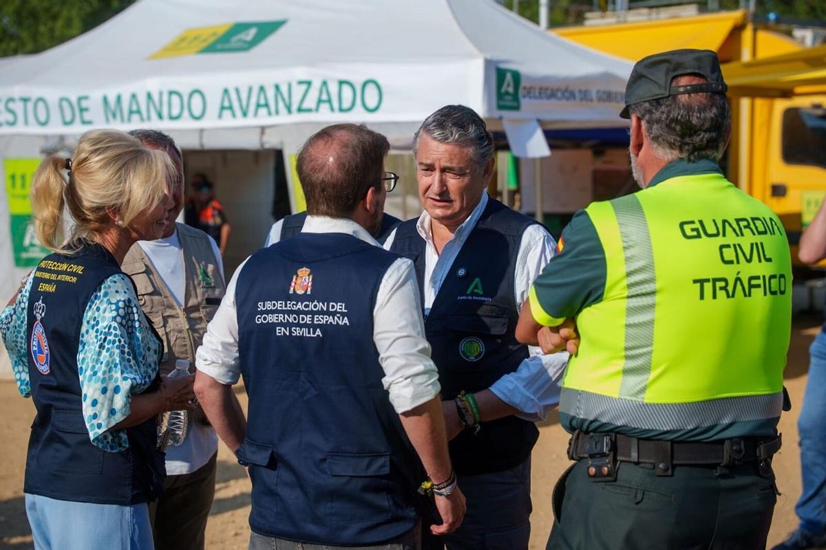 11/08/2026 El vicepresidente primero y consejero de la Presidencia, Sanidad y Emergencias de la Junta de Andalucía, Antonio Sanz, junto a otras autoridades, en el Puesto de Mando Avanzado del incendio, ubicado en Niebla. ANDALUCÍA ESPAÑA EUROPA HUELVA SOCIEDAD FRANCISCO J. OLMO/EUROPA PRESS