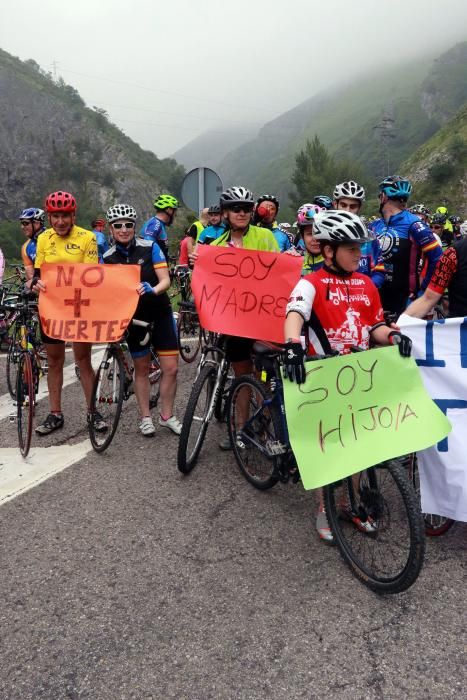 Concentración de ciclistas en los túneles de la vieja carretera de Mieres a Oviedo