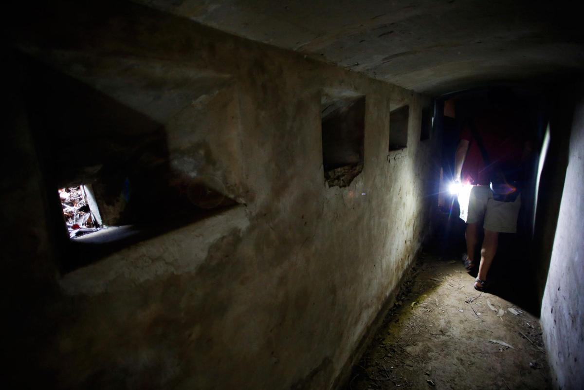 VISITANTES EN EL INTERIOR DE UN NIDO DE AMETRALLADORAS EN RANÓN