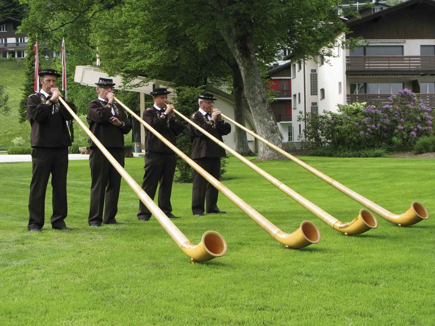 Músicos de Engelberg con el “alforn”, la trompa de los Alpes