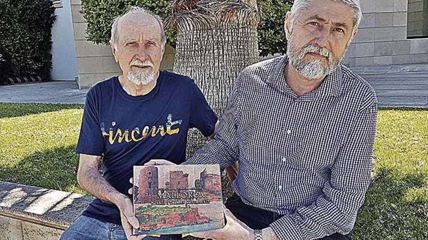 VicenÃ§ Sastre y Ãngel Aparicio posan con su libro.