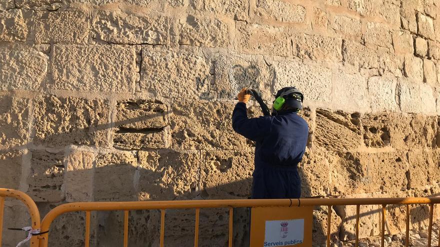 La Fiscalía y El Ayuntamiento de El Campello llevan al banquillo al acusado de las pintadas en la torre de la Illeta