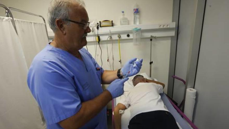 Un enfermero de la Unidad de Enfermedades Infecciosas prepara un tratamiento contra el VIH en el Hospital General de Elche.