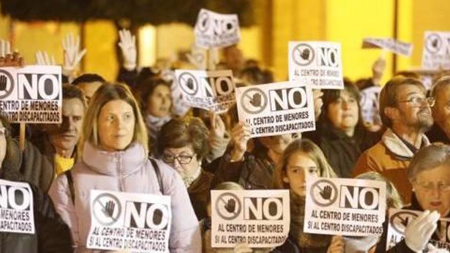 Alrededor de 250 vecinos se manifestaron frente el Ayuntamiento de Llíria con carteles de rechazo al centro de menores.