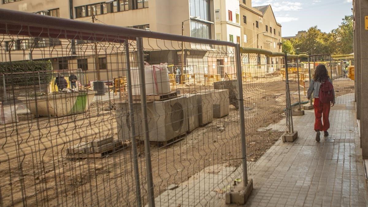 Obras en la calle de Vila i Vilà por la ampliación del colector de aguas