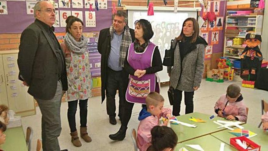 El conseller Bargalló en una de les visites que va fer ahir al matí a centres de Santa Margarida de Montbui